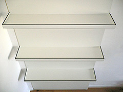 Schiebetür mit angebautem Regalsystem