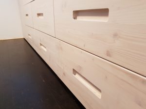 Mehr über den Artikel erfahren Bett mit viel Stauraum