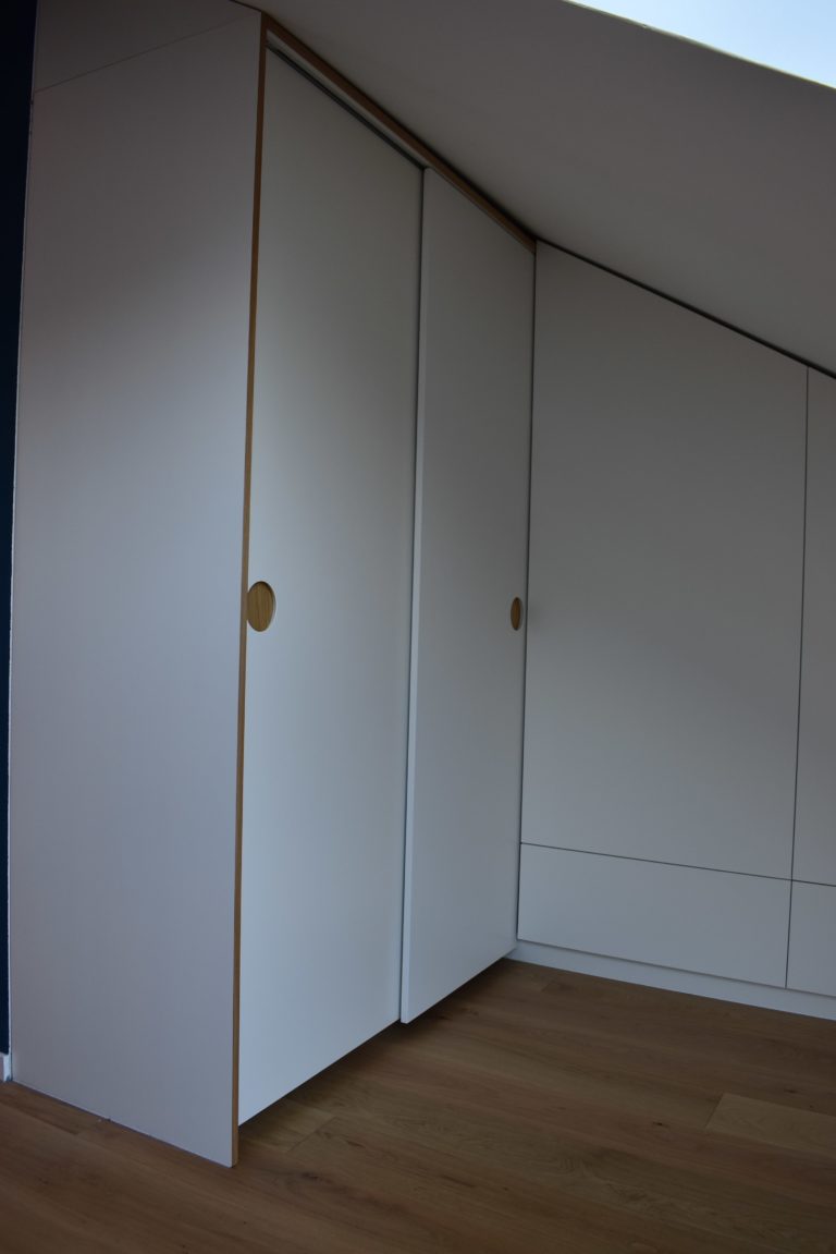 10 - Kleiderschrank in Dachschräge, Grifffräsung-min