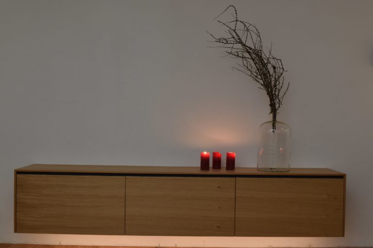 11 - Hängesideboard in Eiche Rough Cut und Grifffräsung Anthrazit-min