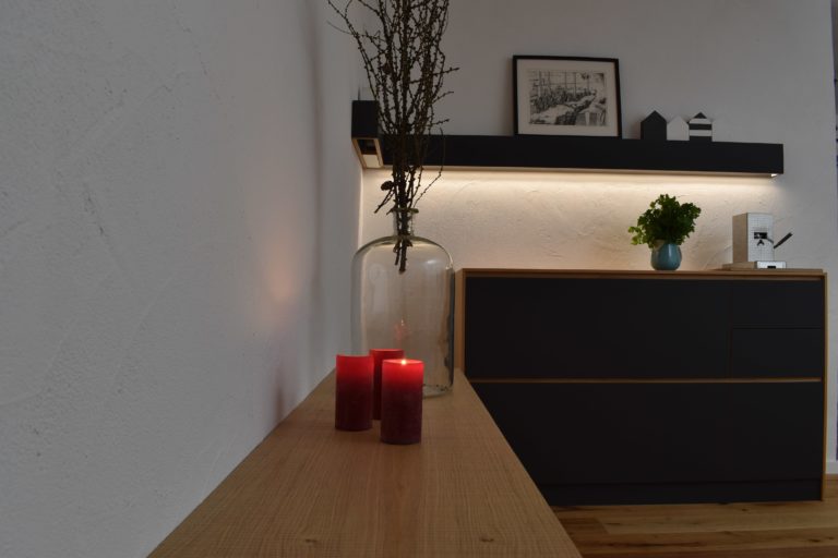12 - Sideboard in Anthrazit und Grifffräsung in Eiche-min