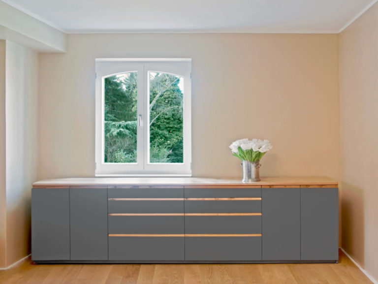 18 - Sideboard in Grau und Grifffräsungen in Eiche
