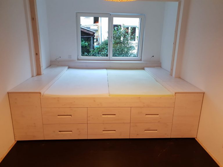 Bett mit viel Stauraum