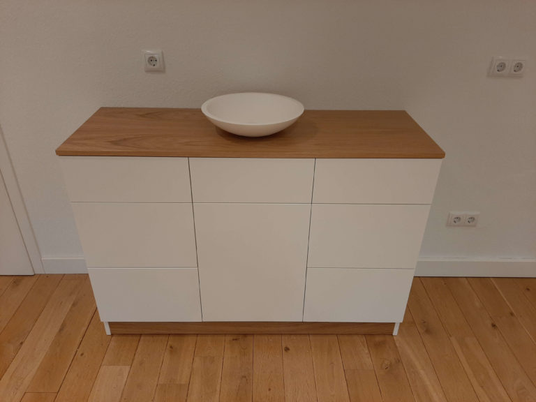 2 - Badschrank in Weiß und Eiche