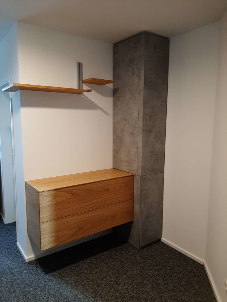 4 - Garderobe in Eiche und Dekor, grifflos