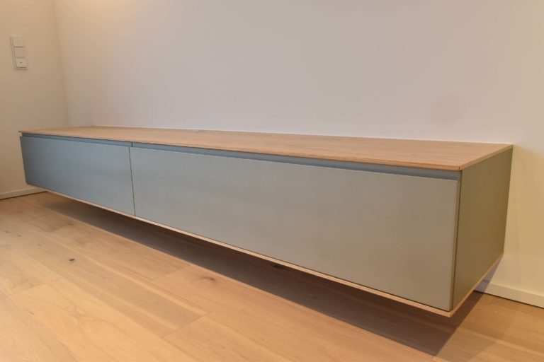 7 - Hängesideboard in Eiche und Metalliclack, Grifffräsung