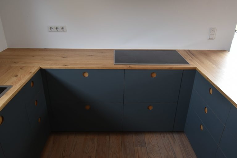 9 - Küche in Eiche und Linoleum, Grifffräsungen-min