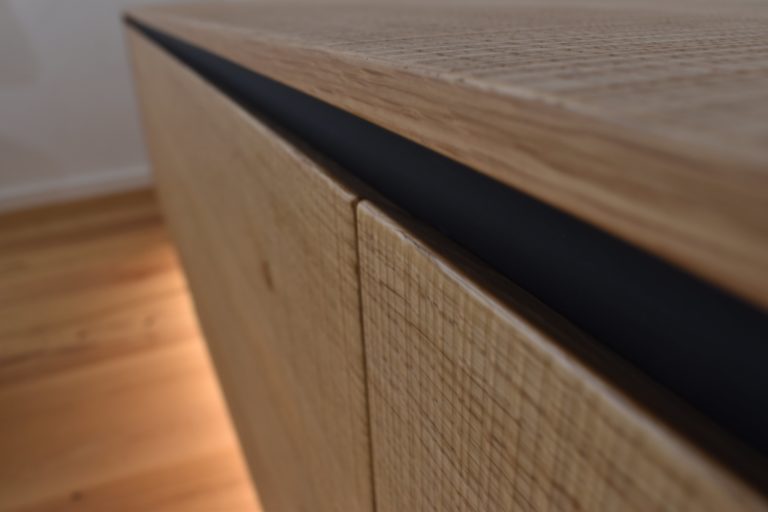 Sideboard mit besonderer Oberfläche