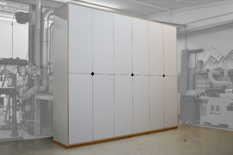 Garderobenschrank, lichtgraue Türen und Rautengriffe 1