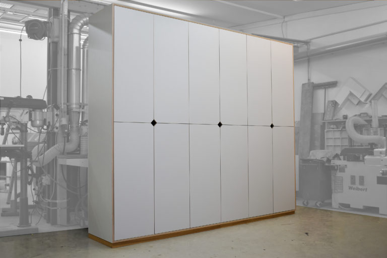 Garderobenschrank, lichtgraue Türen und Rautengriffe 1