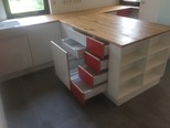 Mehr über den Artikel erfahren Hochwertige Küche in Eiche mit Roten und Weißen Fronten