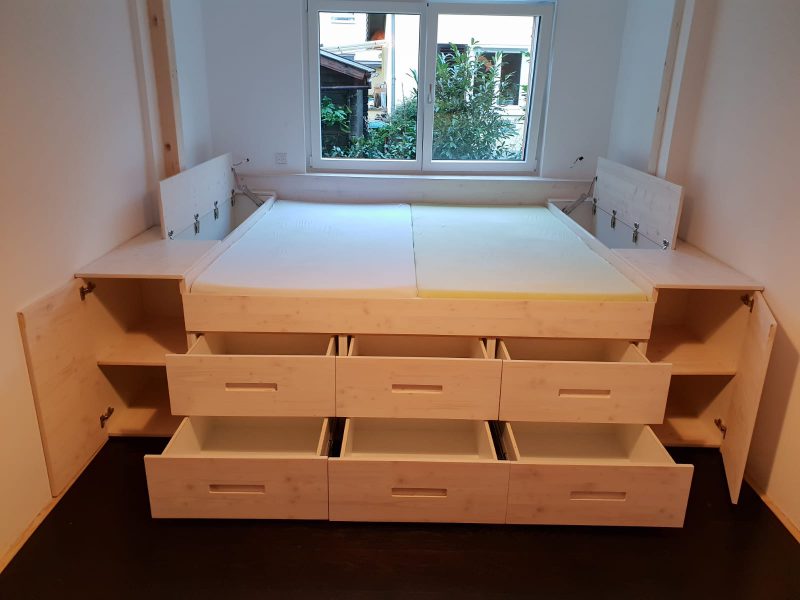 Bett mit viel Stauraum