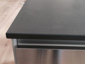 Mehr über den Artikel erfahren Küche mit Betonarbeitsplatte und Edelstahlfronten