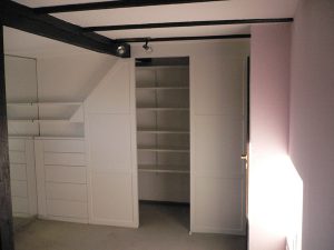 Mehr über den Artikel erfahren Kleiderschrank begehbar