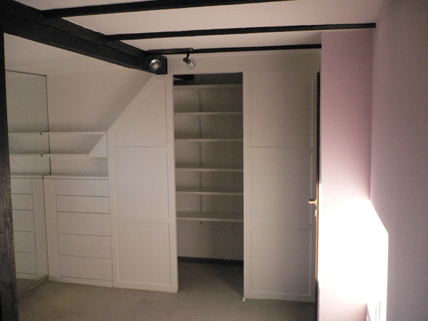 Mehr über den Artikel erfahren Kleiderschrank begehbar