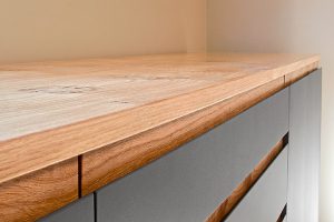 Mehr über den Artikel erfahren Highboard mit lackierten Fronten und astiger europäischer Eiche