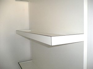 Mehr über den Artikel erfahren Schiebetür mit angebautem Regalsystem